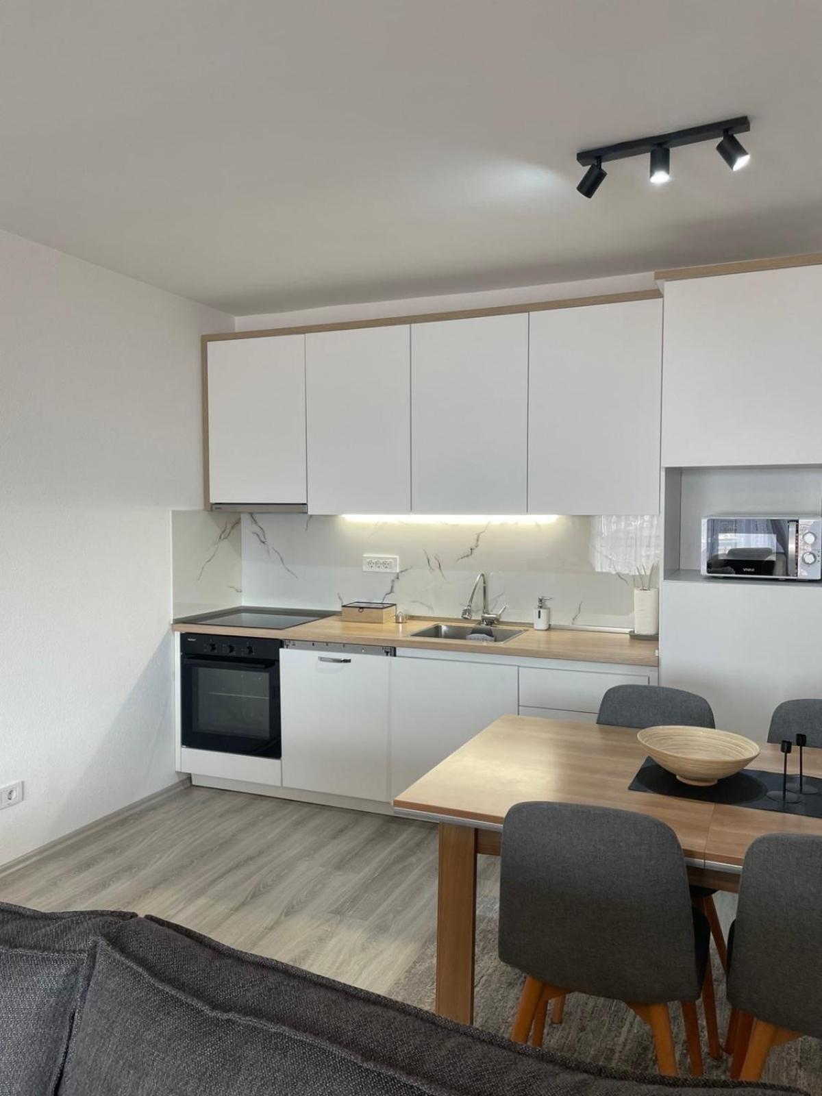 Apartment Prizreni-Free Private Parking ภายนอก รูปภาพ